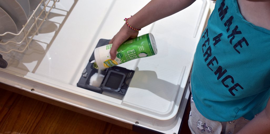 LemiShine's tweet photo. Dishes getting you down? Sounds like you need a boost! With Lemi Shine Detergent Booster, your dishes will be coming out squeaky clean β¨ #LemiShine #PowerfulFormulas #SaferProducts #CitricExtracts #MotherhoodSimplified https://t.co/vfwfkGavz8