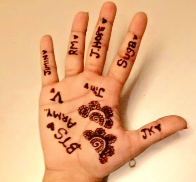 My sister who's not a kpop stan was applying henna to my hand and look wht she did 😭 immy cryyyy😭❤❤
#EidWithLuv #BTS #BTSOurMuhabbat #pakistanneedsbts #EidMubarak