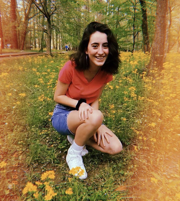 dxsneyprincxss's tweet photo. Come on. There’s flowers for us to pick- and lips to kiss. https://t.co/6owhn3zR0x