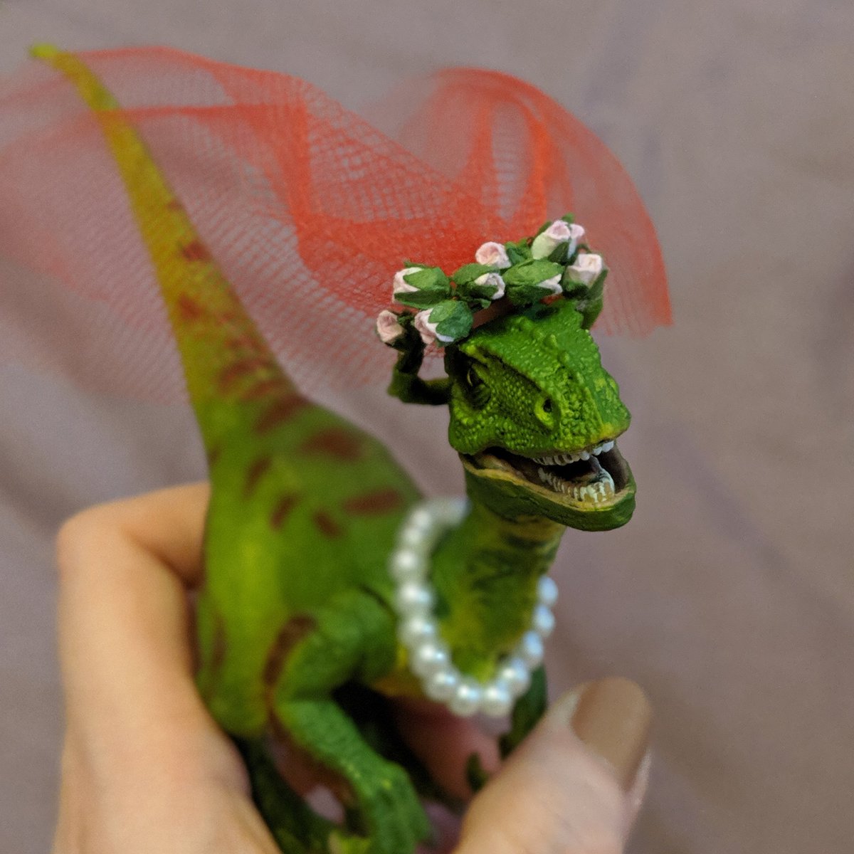 Something a bit different for this lovely bride - red veil and a mini flower crown! 😍 #wedding #weddinghour #WeddingWednesday #weddinginspiration #weddingideas #weddinginspo #alternativewedding #dinosaur