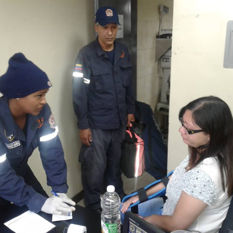 En el Centro Comercial Ciudad Center, Ubicado en Boleita Norte, atendimos a una fémina que sufrió caída de su mismo nivel, siendo ésta trasladada por presunta fractura de muñeca al Hospital Pérez de León. "Trabajamos para que otros Vivan.