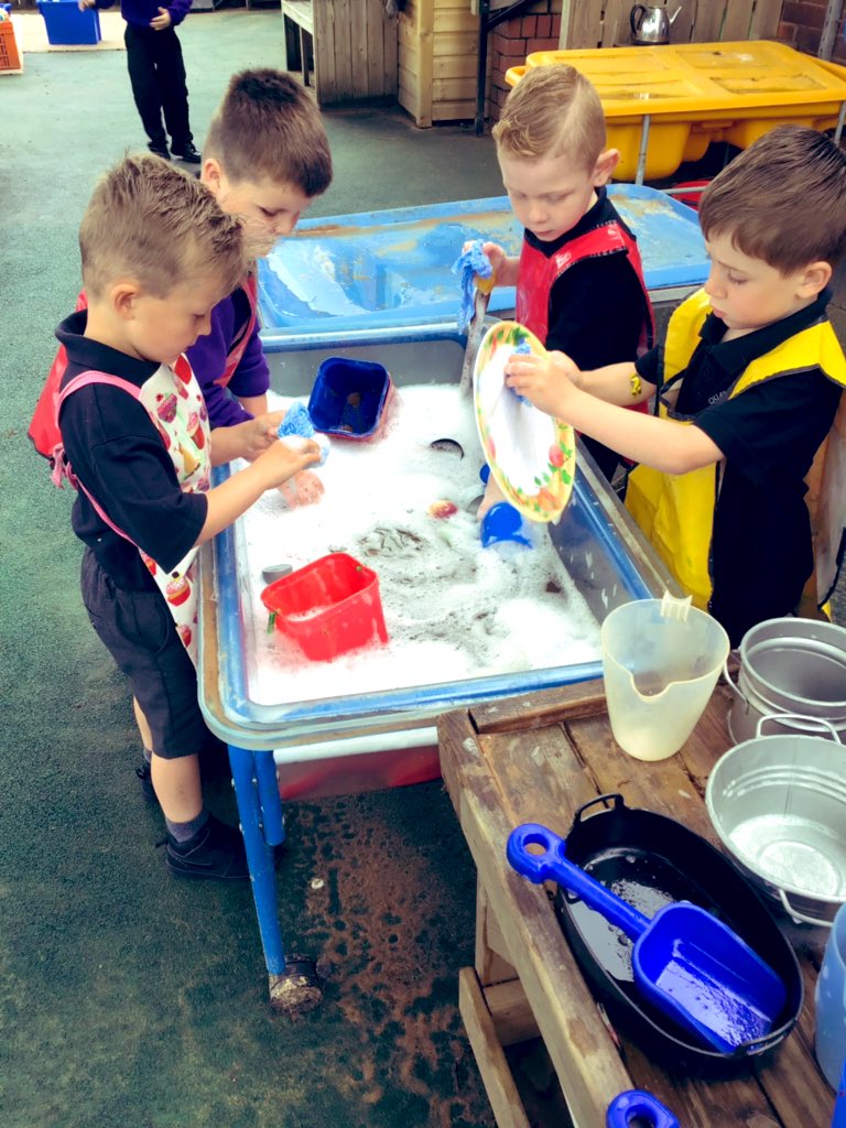 QuayEYFS's tweet image. “Can we wash the sand toys please?”
You certainly can boys! It’s been a busy day of working together, cooperation and kindness. #confidentconversations #positiverelationships #resourcefulminds @QuayHead