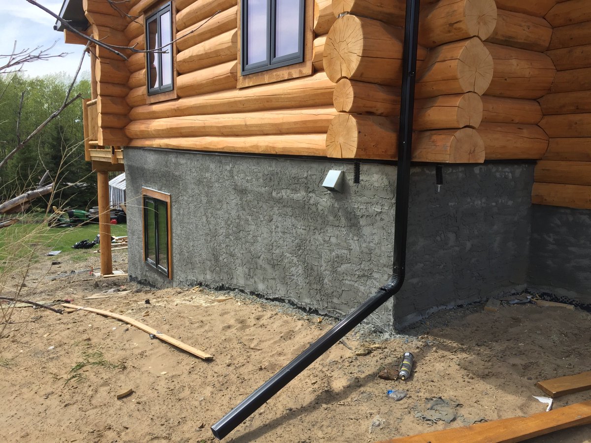 MH_WoodS's tweet image. Parging on our recent custom log home build. In harsh climates like Alberta, #parging is a great way to add insulation to your home, cover imperfections in your concrete foundation and add curb appeal.  #customloghome #customlogbuilder #logbuilder #loghome