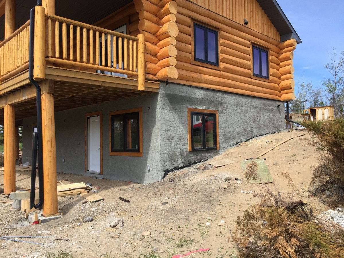 MH_WoodS's tweet image. Parging on our recent custom log home build. In harsh climates like Alberta, #parging is a great way to add insulation to your home, cover imperfections in your concrete foundation and add curb appeal.  #customloghome #customlogbuilder #logbuilder #loghome