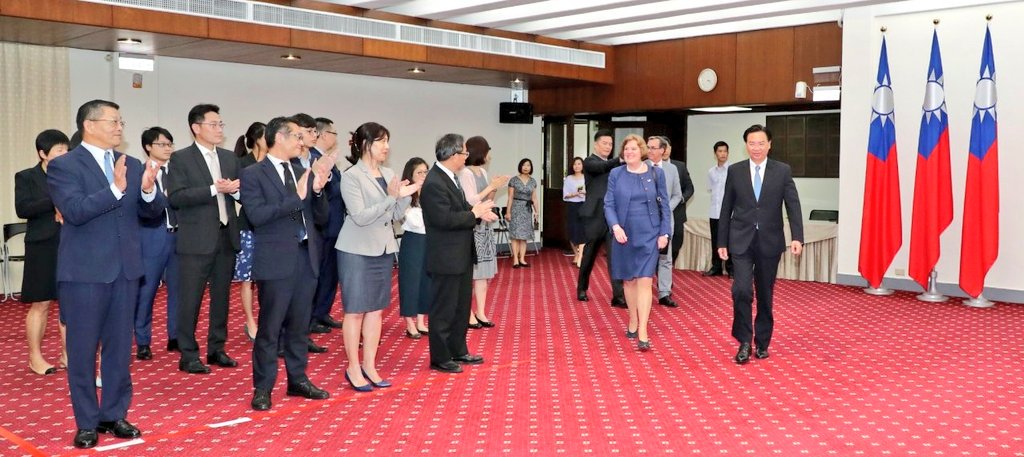 Minister Wu awarded Louise Bystrom the Friendship Medal of Diplomacy for her contributions to expanding #Taiwan-#Sweden economic exchanges & strengthening ties. We thank the longtime CEO of the Swedish Chamber of Commerce #Taipei & wish her a healthy, happy and prosperous future.
