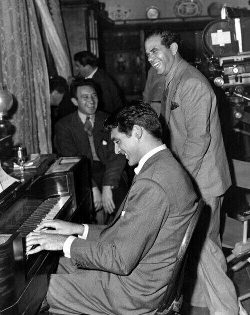 ClassicalCinema's tweet photo. Frank Capra and Cary Grant on the set of ARSENIC AND OLD LACE https://t.co/MFWqTDYAU2