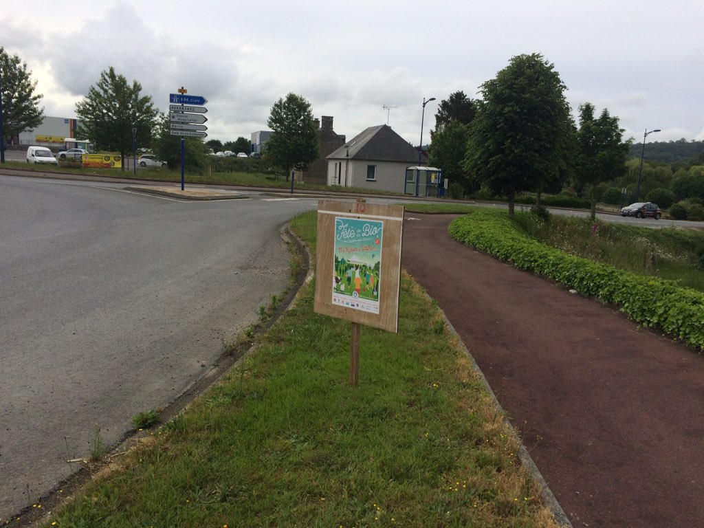 Des panneaux fleurissent sur le bords de routes