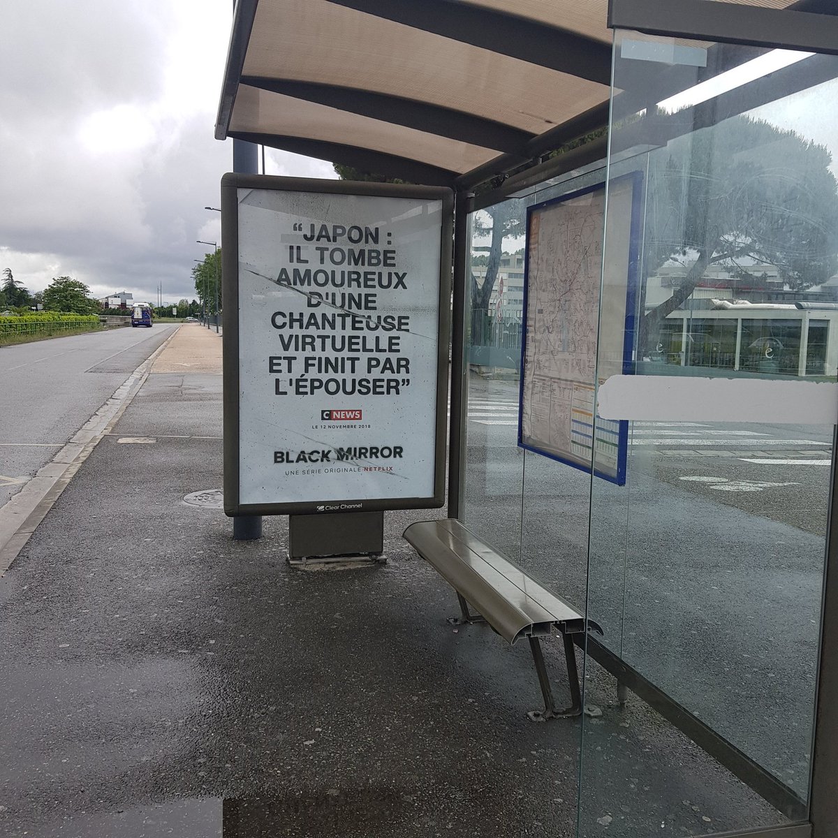 ibgmidnight's tweet photo. pour promouvoir la nouvelle saison de Black Mirror ils ont affiché de vrais articles de journaux ptn c'est à la fois super ingénieux et flippant.. exactement à l'image de la série 👍 https://t.co/cmuqJIOaPW