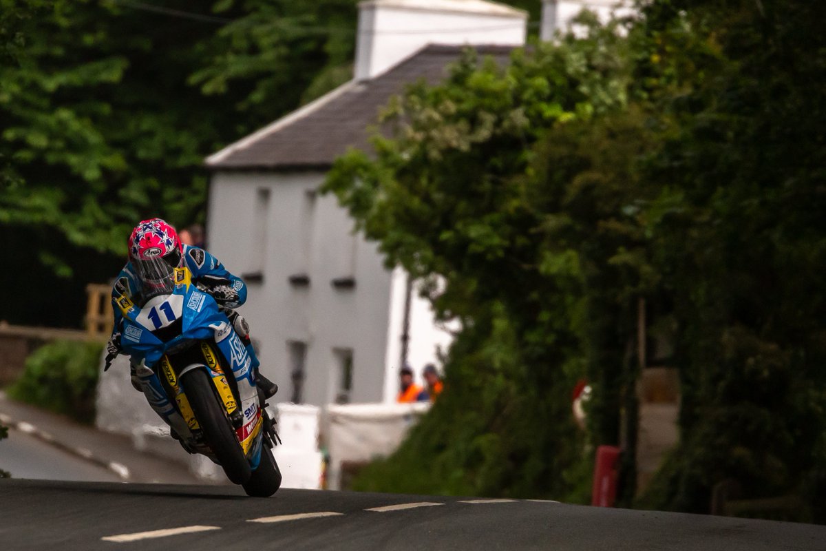 Can't beat the <a href="/ttracesofficial/">Isle of Man TT Races</a> for a #WheelieWednesday with <a href="/Lee_johnston13/">Lee Johnston</a> 

📸<a href="/DoubleRedBSB/">Double Red</a> 

#YamahaRacing #RevsYourHeart