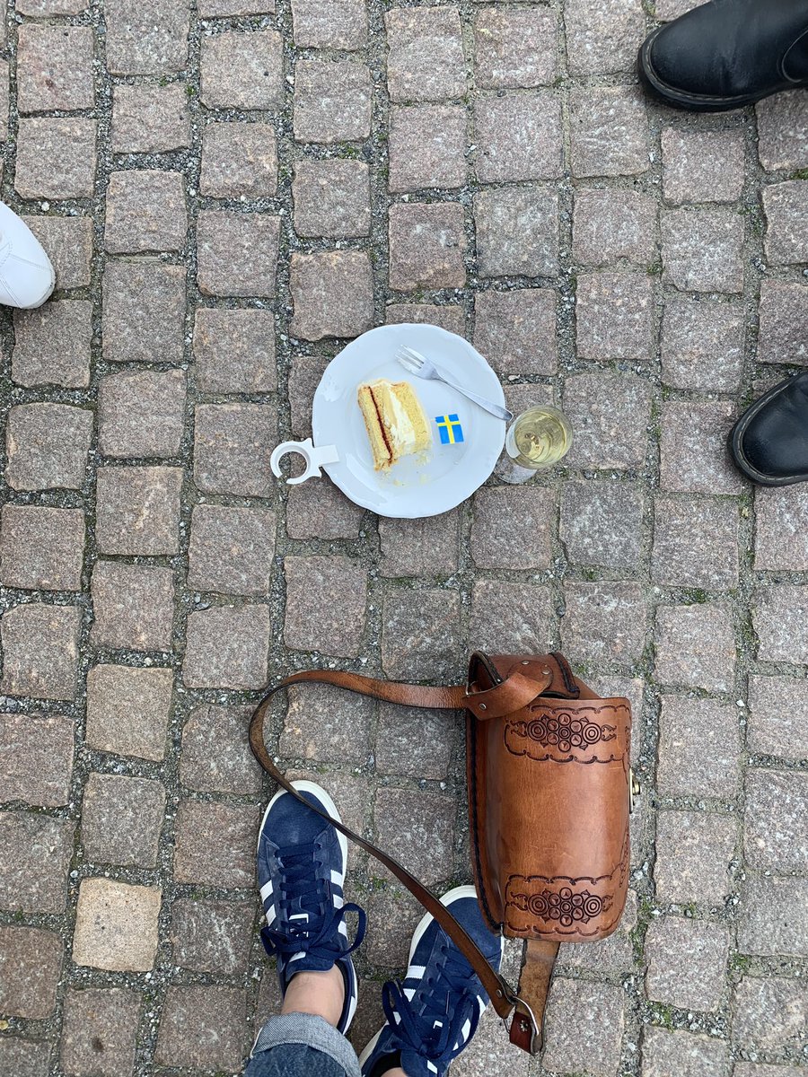 emmaingo's tweet photo. Tårta och bubbel är också arbete! https://t.co/nW2ahooNZq
