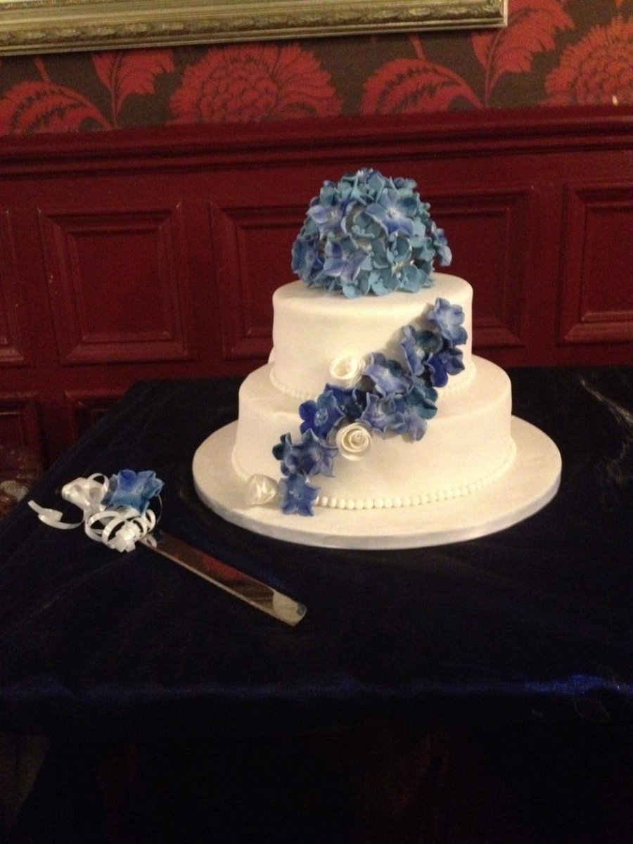 thecakeladyK's tweet photo. Wedding Wednesdays!! This cake has a big reveal! Check back next week to find out what the secret is!!! 
#cakes #cake #weddingcake #wedding #cakedecorating #love #bride #groom #marriage #tclk1
See more at https://t.co/Il0AgS3A6s https://t.co/uddiG07sb2