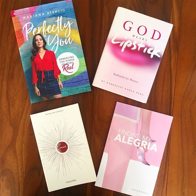 ¡Mi lista de libros crece! 🤓 Me traje estas “joyitas” que encontré en <a href="/weallgrowlatina/">#WeAllGrow Latina</a> y 3 de ellos, por autores latinos, los compré en el mobile book store de <a href="/alegriamagazine/">ALEGRÍA Magazine</a> 🙌🏼✨ I can’t wait to read them!
#WeAllGrow #latinxauthors #alegriamobilebo… bit.ly/2WrpXi8