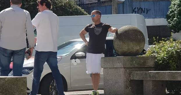 CONTACTOBJ's tweet image. DENUNCIAN A TAXISTA POR LLEVAR FALDA

La Cooperativa de Taxistas de Vigo denunció a un taxista de otra compañía por trabajar con falda. El conductor se puso esta prenda porque la normativa prohíbe usar pantalón corto y "por estar fresco y por comodidad".