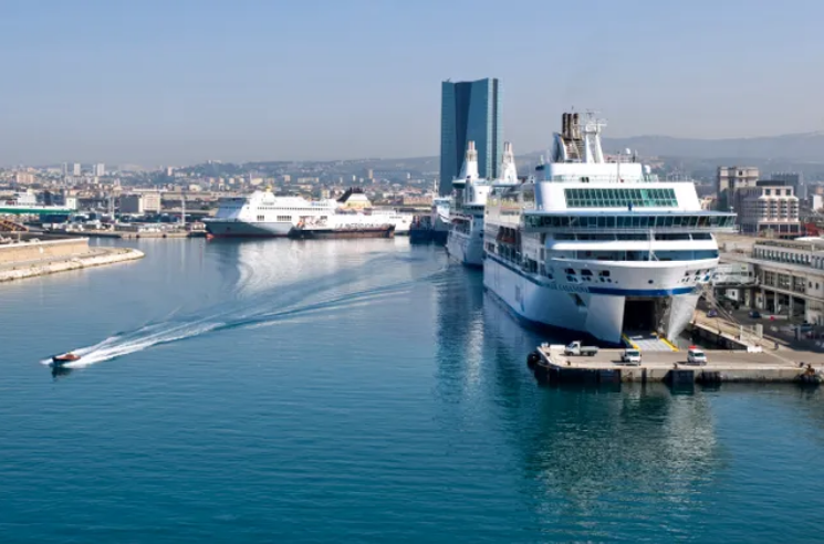 franceinter's tweet photo. Les paquebots rejettent vingt fois plus d'oxydes de soufre que toutes les voitures en Europe (et cinq ports français figurent parmi les 50 plus pollués). https://t.co/bKxsQ4mcXf https://t.co/6z0SVuvvmc