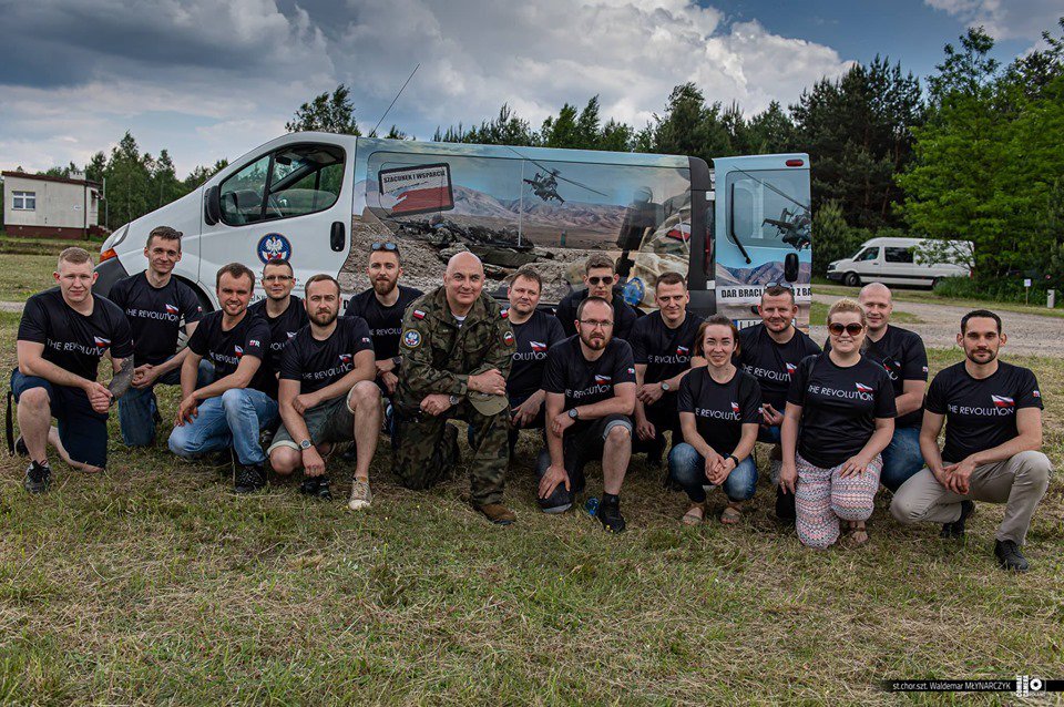 Mat_Piepiorka's tweet photo. @RobertWinnicki Nasze bataliony zakupiły samochód dla polskich weteranów. Działamy i mamy EFEKTY. Przyłączcie się do #R Pokażemy Wam jak WSPÓLNIE zwyciężymy na wyborach do SEJMU 2019 Join #R Revolution! #R Polish Power! https://t.co/WuMnTZXlhv