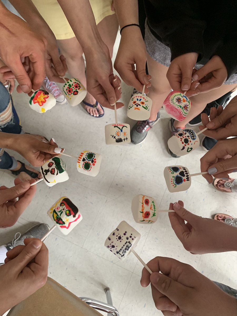 SraCap's tweet photo. ¡Calaveras de azúcar! Hicimos decoraciones en malvaviscos https://t.co/UfiMFg2ChT