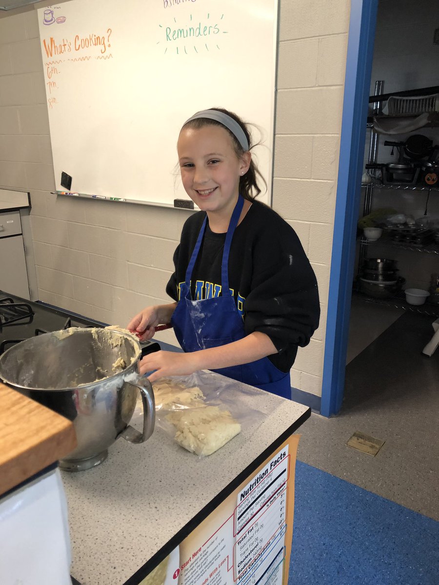 brsmith64's tweet image. Snickerdoodle dough !! Some of these kiddos have never had a snickerdoodle before! @RSDsmithschool #facs #introtobaking #SayYEStoFCS #lifeskills