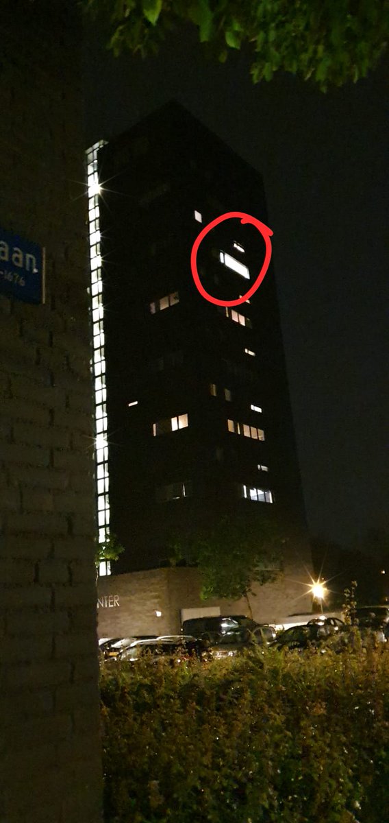 Mnonvdsluis's tweet photo. Stormschade Eindhoven.. heel kozijn uit de flat geblazen gisteravond! @omroepbrabant @ED_Regio #stormschade #Eindhoven #daspechkozijnweg https://t.co/w8IDFq3fui