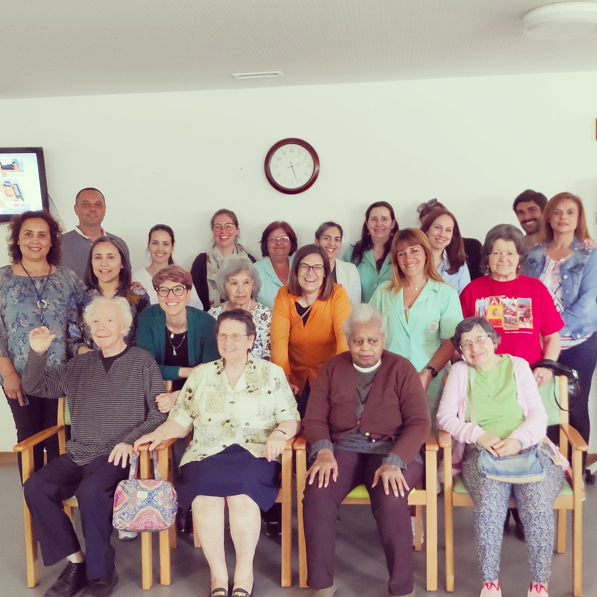 HumanitudePT's tweet image. Estivemos na Santa Casa da Misericórdia de Lisboa, com o grupo de apoio do Lar Santa Joana Princesa.
Recebemos abraços, sorrisos e testemunhos de 3º nascimento.
Deixamos ferramentas de gestão de cuidados para a promoção de impacto social e dos bons tratos.
#Humanitude
#scml