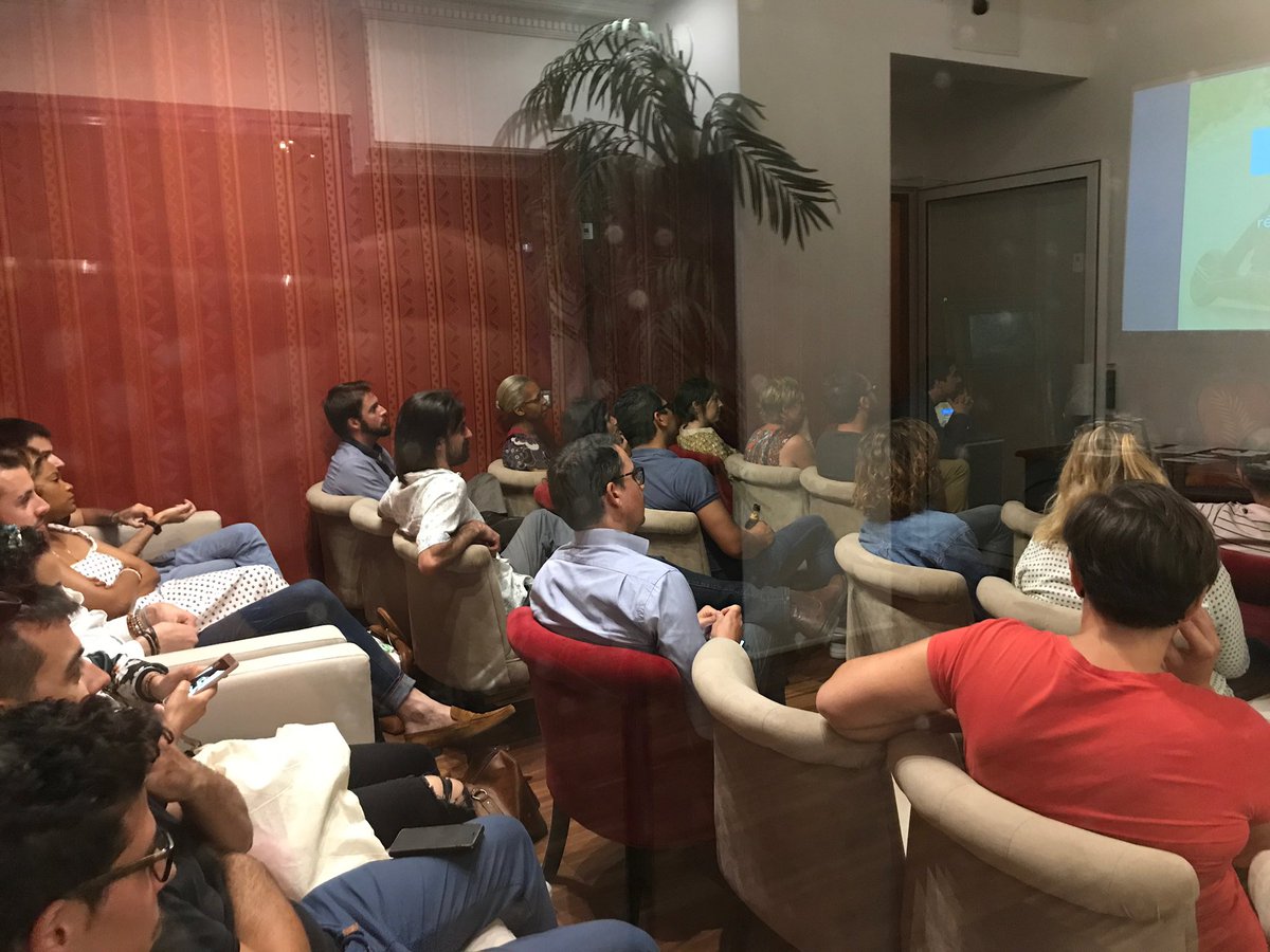 ValerieAmmirati's tweet photo. Et hop c’est reparti avec une salle comble à nouveau ce soir pour #TheSharedBrain à La Verrière 😀
L’événement où les participants paient quelques euros de participation à l’apéro pour aider un porteur de projet à sortir d’une problématique 😍😍😍
#Ilovemyjob https://t.co/LIfVuRgxDo