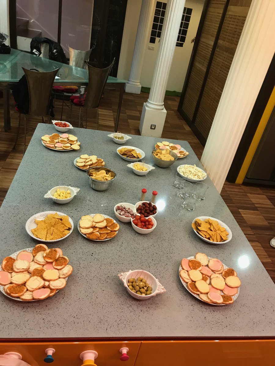ValerieAmmirati's tweet photo. Et hop c’est reparti avec une salle comble à nouveau ce soir pour #TheSharedBrain à La Verrière 😀
L’événement où les participants paient quelques euros de participation à l’apéro pour aider un porteur de projet à sortir d’une problématique 😍😍😍
#Ilovemyjob https://t.co/LIfVuRgxDo