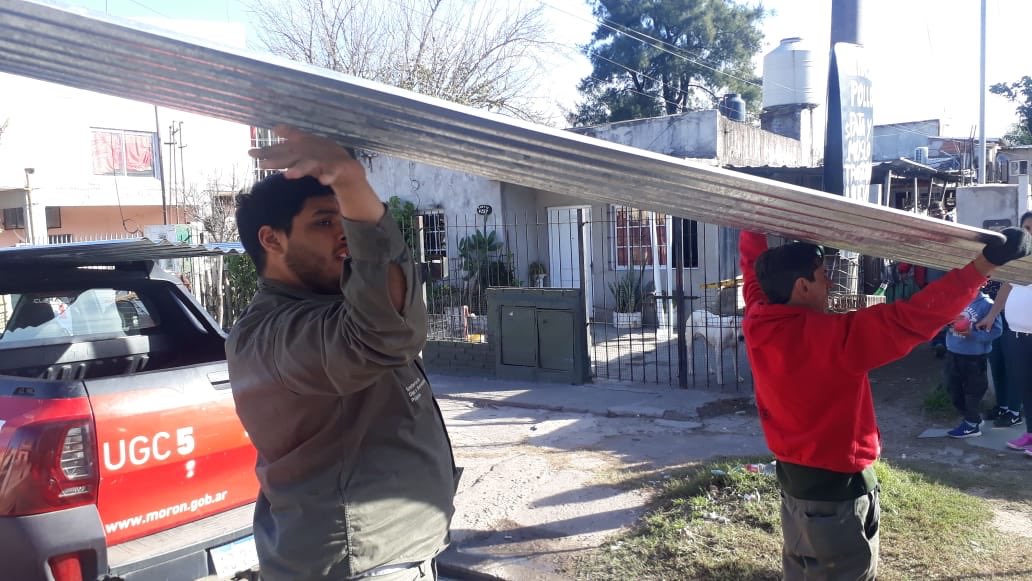lavidaessuna's tweet photo. En un trabajo coordinado con el equipo de Desarrollo Humano, estuvimos entregando materiales a distintas familias de #CastelarSur. https://t.co/QyTGf26M1t