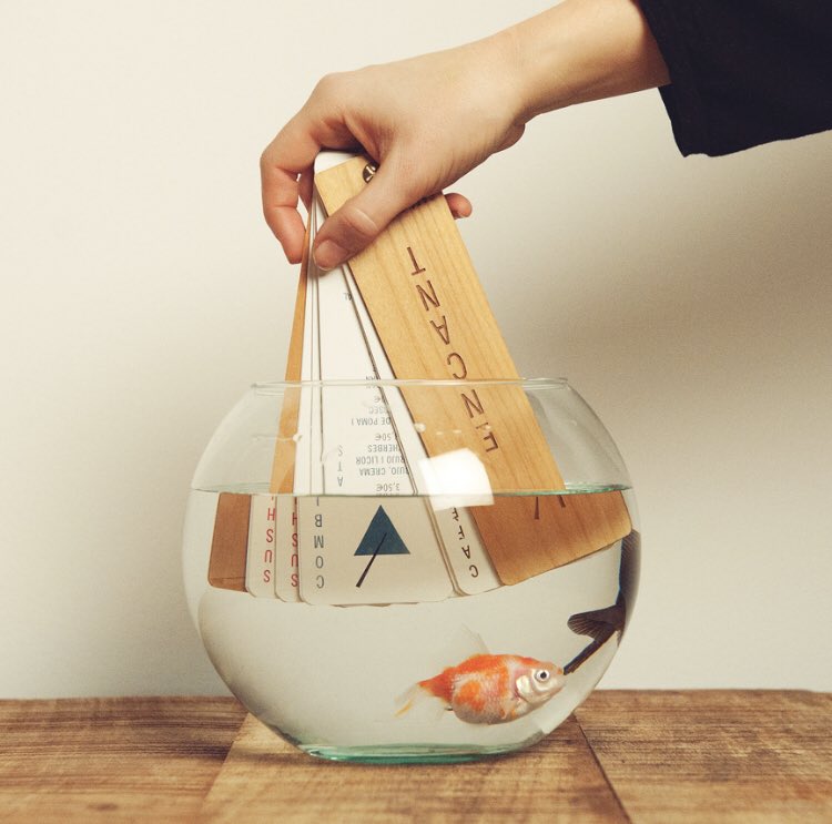 Hoy es el Día Mundial del Medio Ambiente ♻️ y por eso queríamos compartir el trabajo maravilloso de Núria Vila diseñadora gráfica y creativa conocida por dar soluciones sostenibles e innovadoras al packaging.