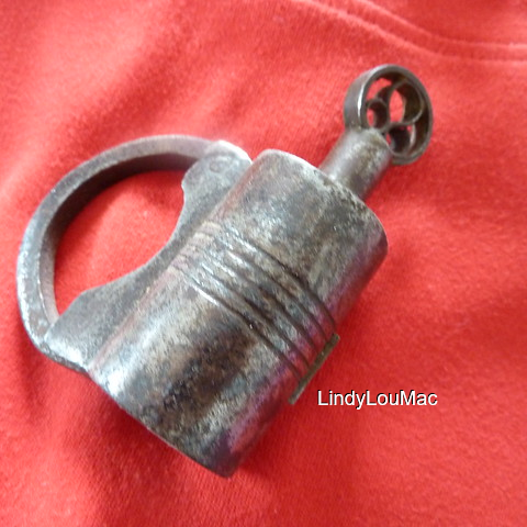 LindyLouMac's tweet photo. I have owned this antique padlock for many years, it is is an object that fascinates me. #littlemomentsapp #fmsphotoaday #fms_object #antique #padlock #object #collectables #vintagecollectables https://t.co/4Y93LUSjQU