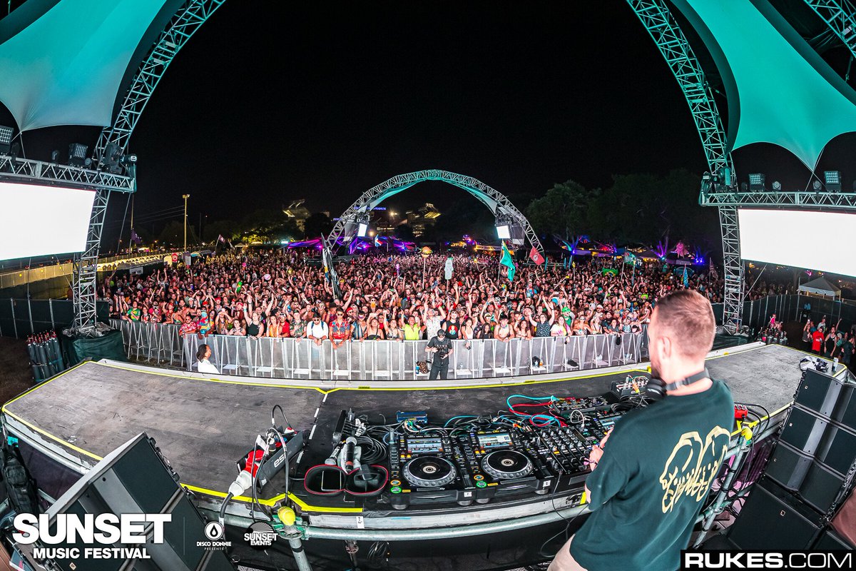 sunsetotr's tweet photo. Did you groove to @chrislake during the @AMFAMFAMF stage takeover at #SUNSET19 - it was certainly a family affair!π€
πΈ: @rukes https://t.co/f1eSzcqAHc