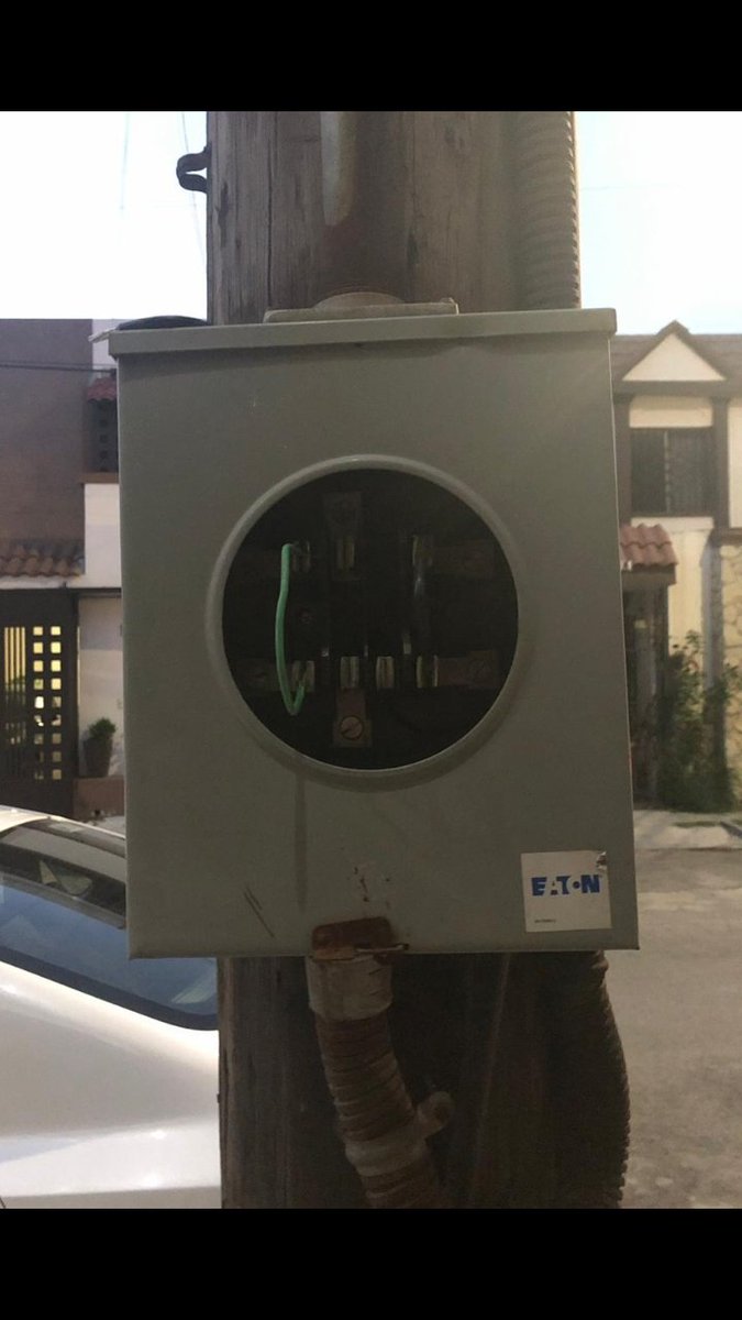 kleb0o's tweet photo. Elementos de Cfe vinierón a moverle algo al poste y dejarón abierta esta caja con los cables expuestos , corren peligro vecinos y niños en calle Río Panuco 404 colonia Riberas las Puentes @Cicmty @CFE_Contigo @sanicoseguridad https://t.co/IWz9euTrpQ