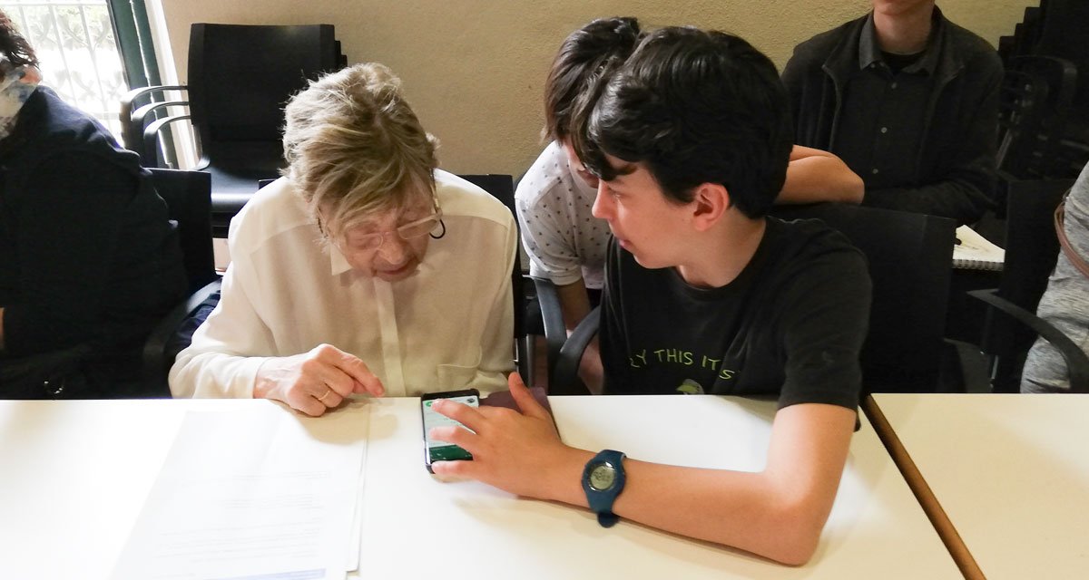 EscolaHoritzo's tweet photo. La màgia de COMPARTIR amb algú, d'una altra edat. La gent gran ha aportat, durant una estona, la seva experiència i la seva saviesa i han escoltat i han après dels nostres joves.
https://t.co/AMxITivVKg #somdelhoritzo #hqpbl #ABP https://t.co/KHKd7viU4s