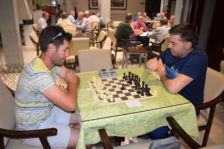 Víctor Sánchez gana el torneo de ajedrez senior ‘Alfiverdes’ de Huétor Tájar
<a href="/AytoHuetorTajar/">Ayto de Huétor Tájar</a>
#GranadaEnJuego 
granadaenjuego.com/seccion/Polide…