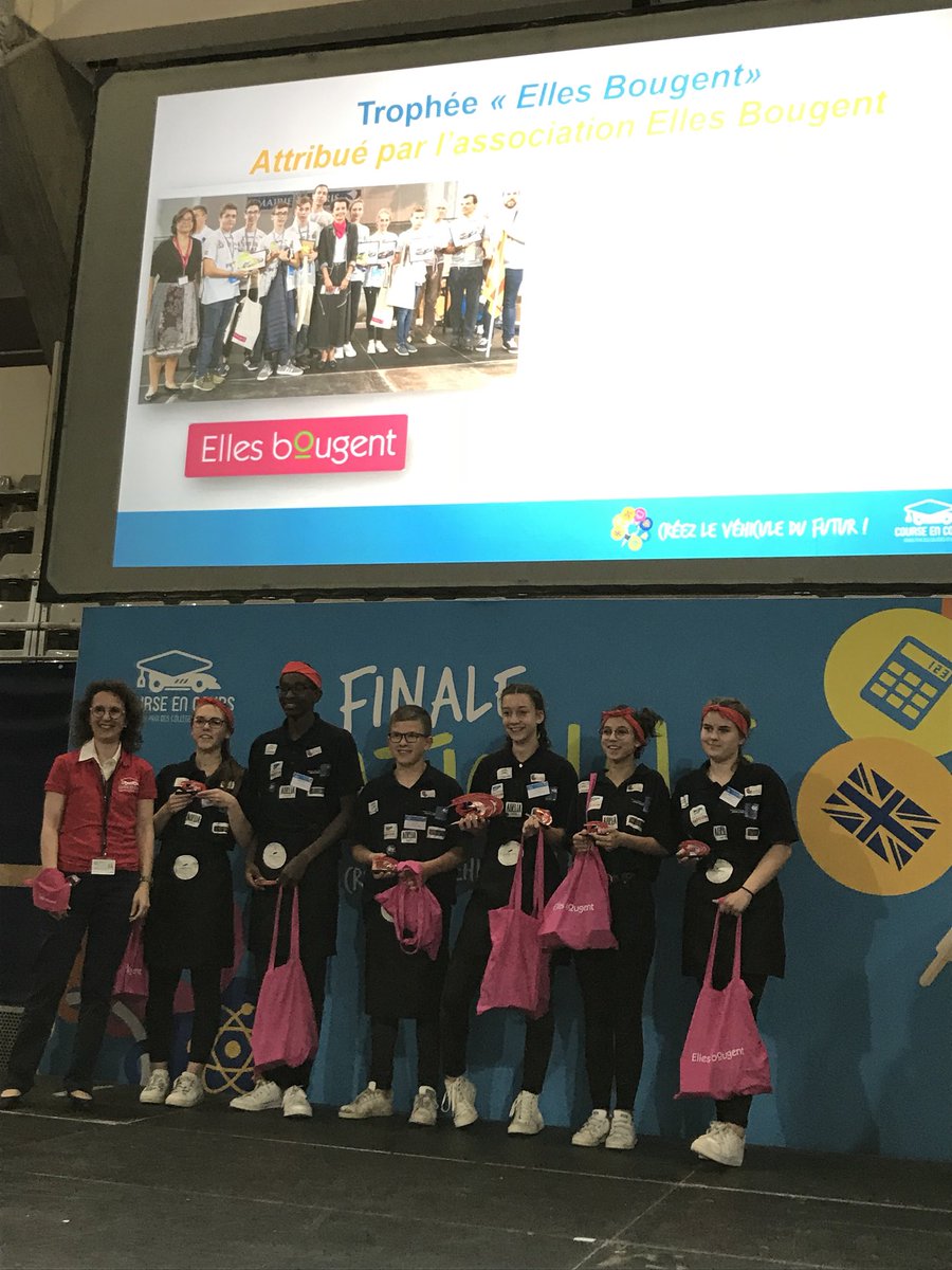 #CourseEnCours Et un grand BRAVO 👏👏👏 également à l’équipe « Loompastry » du Collège Agnès Varda <a href="/acnantes/">Académie de Nantes</a>, qui remporte le Trophée <a href="/ellesbougent/">Elles bougent</a> #mixite 🏆, remis par notre marraine Delphine du @Groupe_Renault, lors de la finale nationale <a href="/CourseEnCours/">Course en Cours</a> 🏎