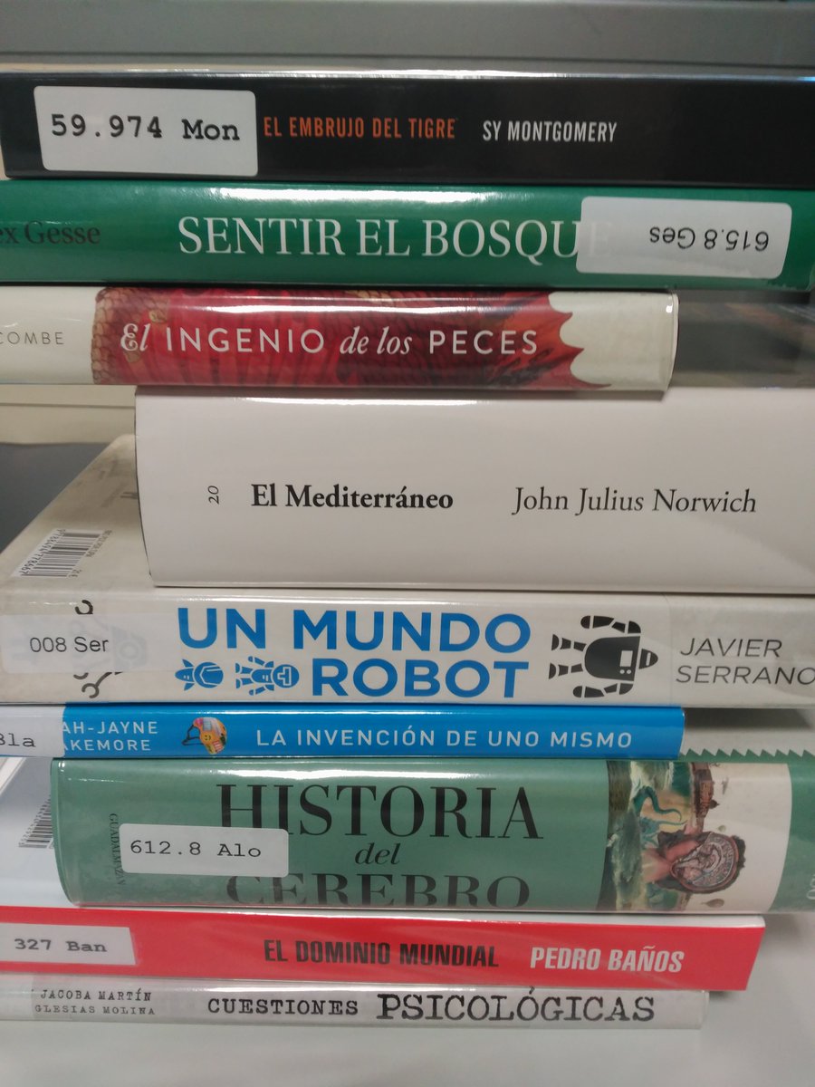 Com cada dimecres toca 
 #robaunpoema. Aquest cop hem fet poesia amb les #novetats de coneixement de la primera planta. Tots els títols estan disponibles per a agafar en préstec. #bsjv #quefemalesbiblios