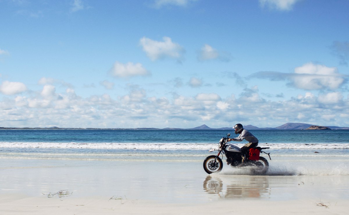 ducatiesp's tweet photo. #HenryCrew, el joven de 23 años que partió hace un año para viajar solo en todo el mundo con su #ScramblerDesertSled, regresó a Inglaterra, estableciendo un nuevo récord mundial como el motociclista más joven en completar la #vueltaalmundo en moto. 🌎🏍 https://t.co/gAjT9BCYe4
