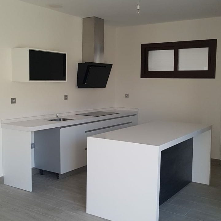 MCocinasJimenez's tweet photo. Cocina en formica modelo zenit, encimera silestone white storm https://t.co/JmLaUVEjs5