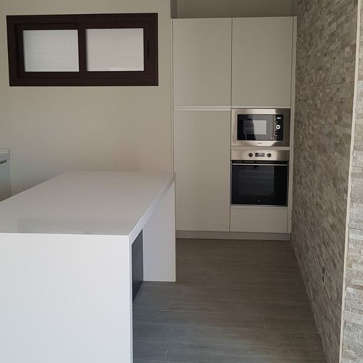 MCocinasJimenez's tweet photo. Cocina en formica modelo zenit, encimera silestone white storm https://t.co/JmLaUVEjs5