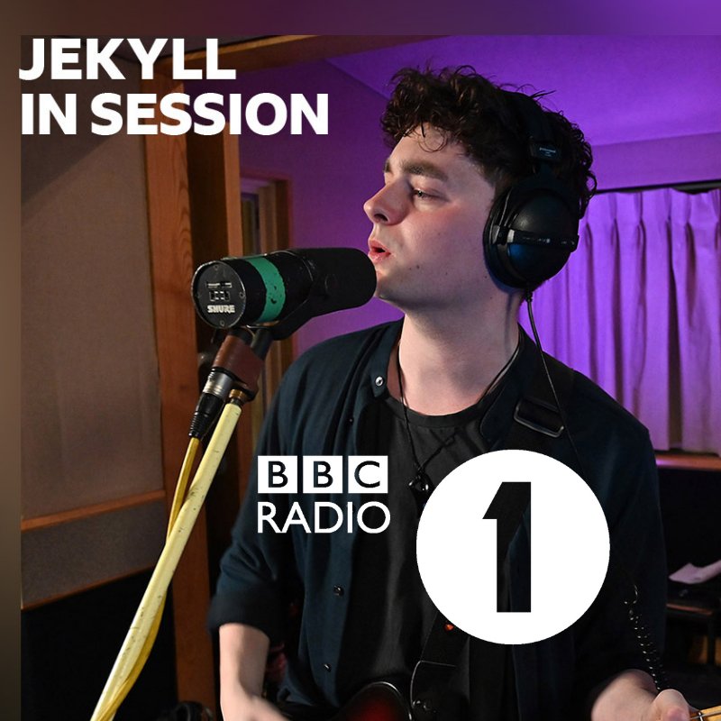 endof_thetrail's tweet photo. "Wicked" - @jackxsaunders
@Jekyllband' Echoes' live at Maida Vale on Jacks @BBCR1 Indie Show last night. 
Big thanks to @huwstephens for the recommendation x
https://t.co/zzVpDCGXbw 1hr41min
Catch Jekyll play @goodmixerpub next Tuesday 11th June for FREE
https://t.co/GoYLsngwR3 https://t.co/zKyj3Beh9a