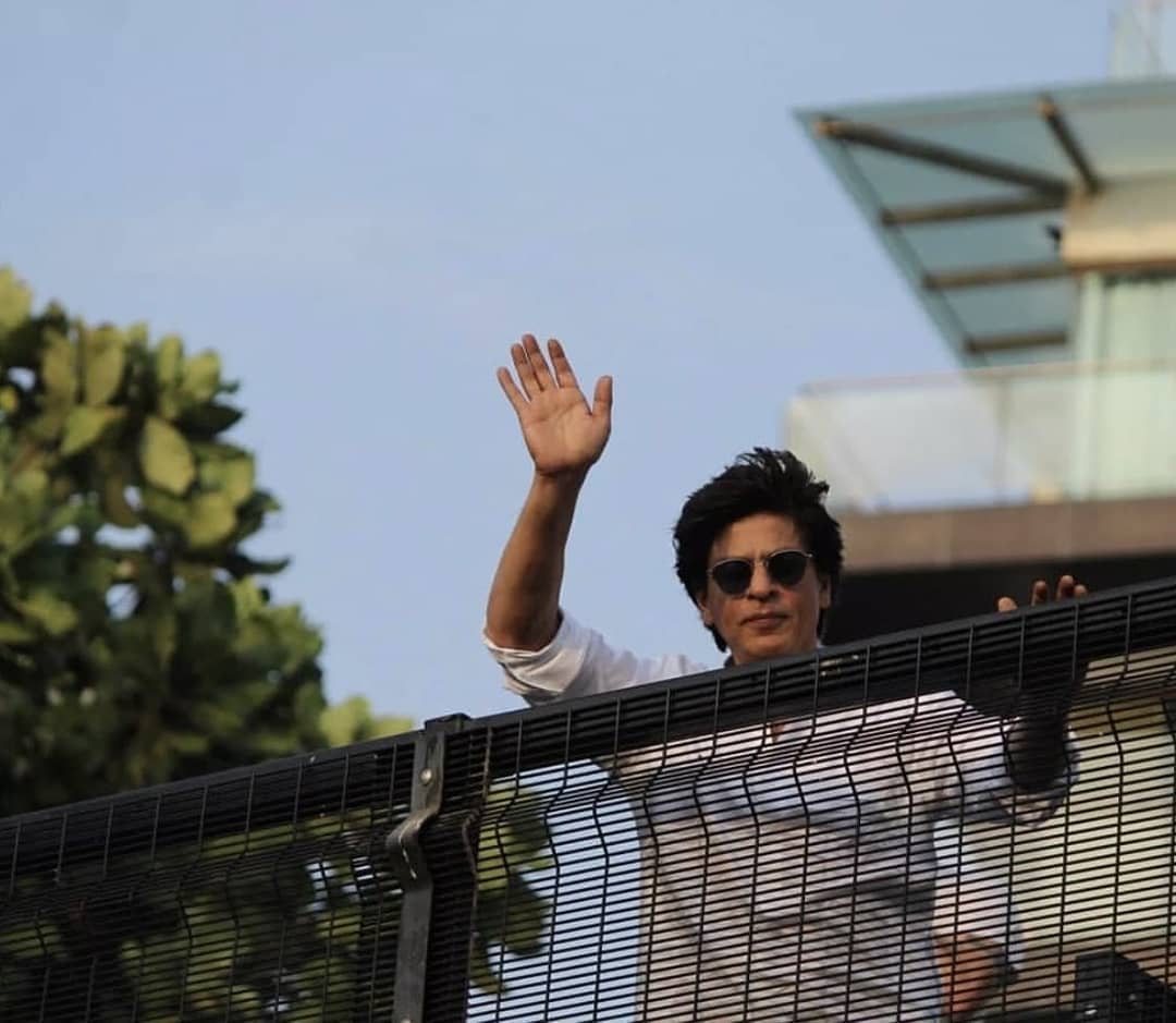 More HQ Picture :- King Khan @iamsrk at Mannat 💕 Waving to the FANs  #EidMubarak 
#EidWithSRK #Eid #EidUlFitr