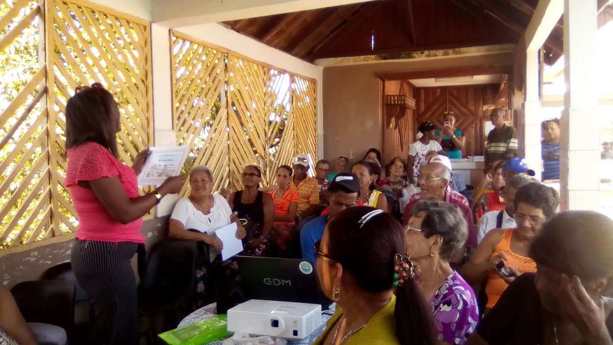 proyectoVIDA8's tweet photo. Intercambiando sobre el Cambio Climático y como afecta a #Cuba, hoy en la celebración por el #DiaMundialDelMedioAmbiente. Alumnos y profesores de la Cátedra Universitaria del Adulto Mayor de la @UOCuba en #SanLuis 
Desde la #TareaVida a proteger el #MedioAmbiente https://t.co/lOs6Vc4P8H