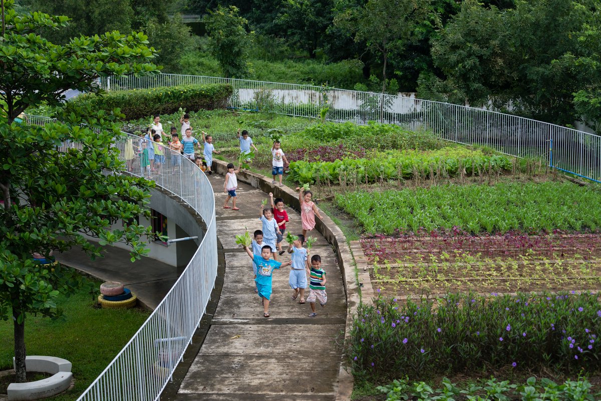 AertsJens's tweet photo. On #WorldEnvironmentDay I would call cities to take children as reference in their planning & design. Kids are champions in #lowcarbon habits: #carlessdrivers that walk to school, enthusiasts of clean air, water & #green infrastructure to #play, planters of #healthyfood! https://t.co/T1KRnBfpnh
