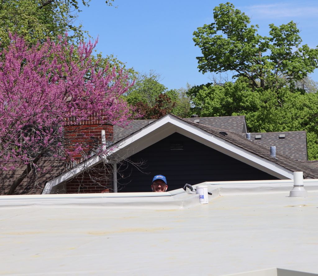 ShowalterRoof's tweet photo. Just some of our fantastic Showalter team members on the job! Keep #RisingToGreatHeights! #NationalRoofingWeek #Teamwork #ShowalterBlue #EmployeeAppreciation

-- @NRCAnews https://t.co/vTRwodeN5L