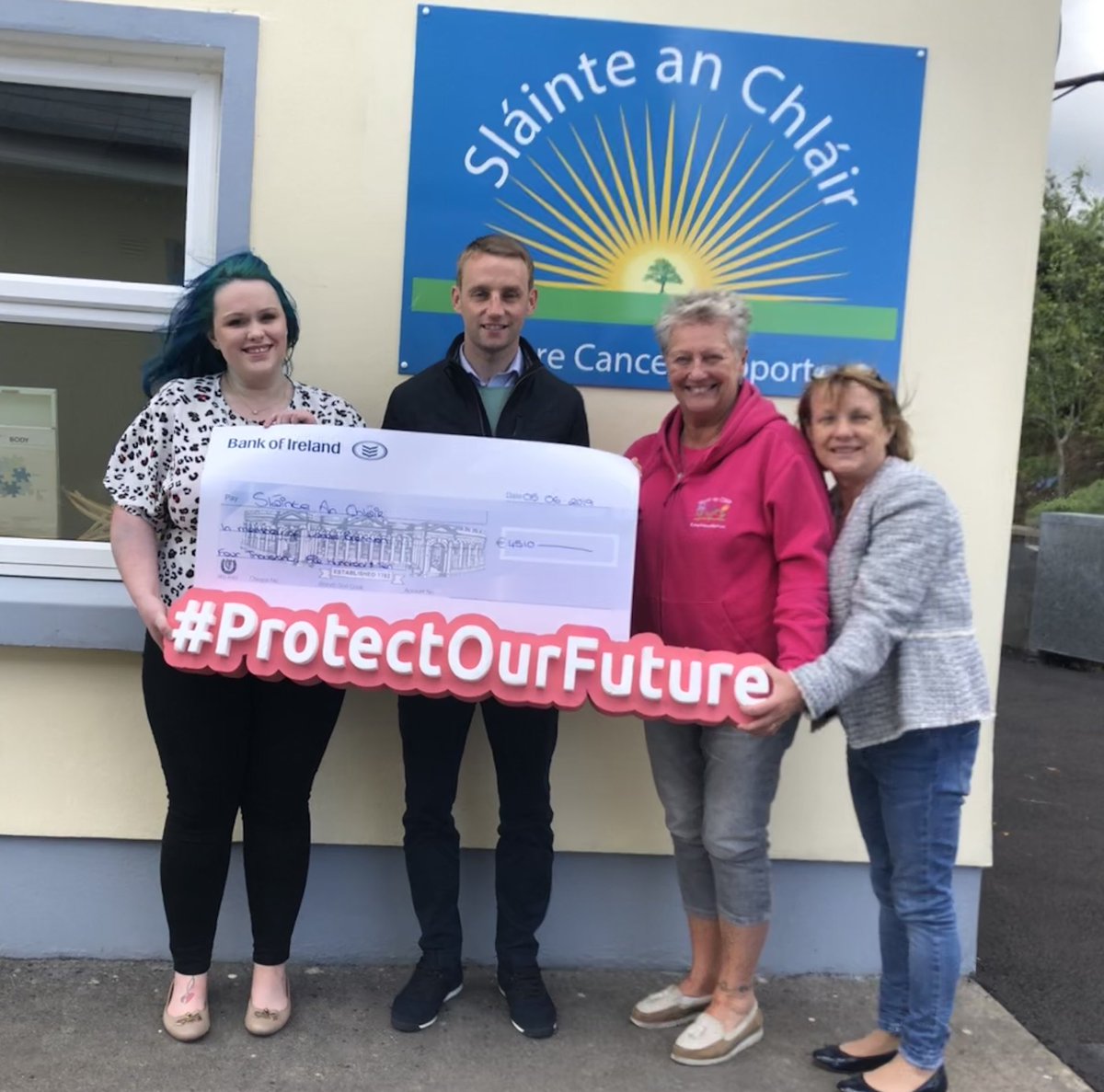 elaine_21x's tweet photo. €4510 raised for Sláinte an Chláir in memory of the amazing Laura Brennan. Handing over the cheque accompanied by Laura's brother Kevin (who's comment sparked the Teal hair idea) and her mum Bernie and Caroline from Clare Cancer Support. #ThankYouLaura♥️ https://t.co/3dQjLzN5yI https://t.co/HnD4sWeC67