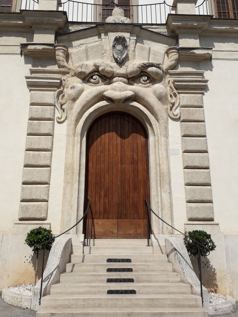La maison de Fellini via Margutta, du jasmin délicieusement odorant à tous les coins de rue, la porte surprenante du palais Zuccari, l'actuelle biblioteca Hertziana, spécialisée en Histoire de l'Art et le forum romain qui n'en finit pas de nous éblouir
