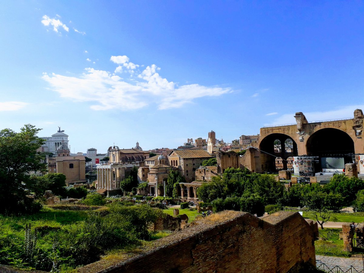 AmisBnF's tweet photo. La maison de Fellini via Margutta, du jasmin délicieusement odorant à tous les coins de rue, la porte surprenante du palais Zuccari, l'actuelle biblioteca Hertziana, spécialisée en Histoire de l'Art et le forum romain qui n'en finit pas de nous éblouir https://t.co/pql7ljmMLF