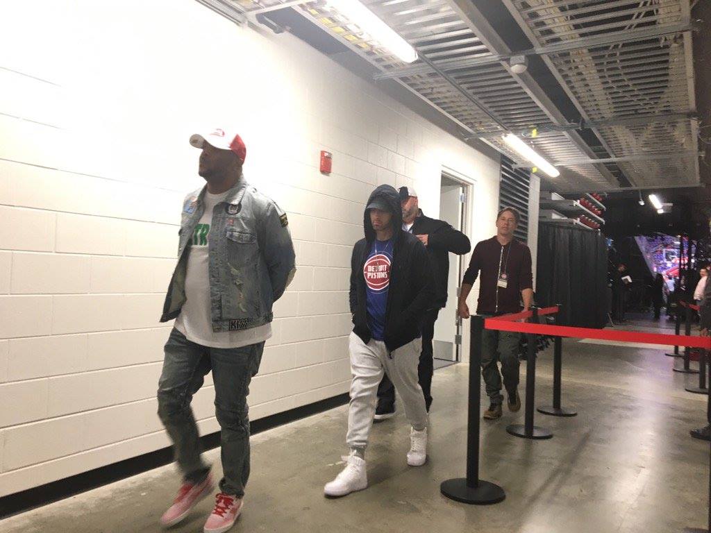 Eminem_Pro's tweet photo. Would u like to know what its like to hold the white curtains before #Eminem's stage appearance? https://t.co/5ejEVXQtjp https://t.co/iSii5DUJBk https://t.co/smucoZmgcE