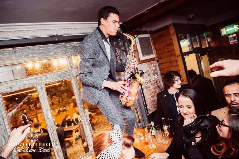 ViralLondon's tweet photo. Dancing on tables! 😱 #viralmusicuk https://t.co/qBENJ8fSq7