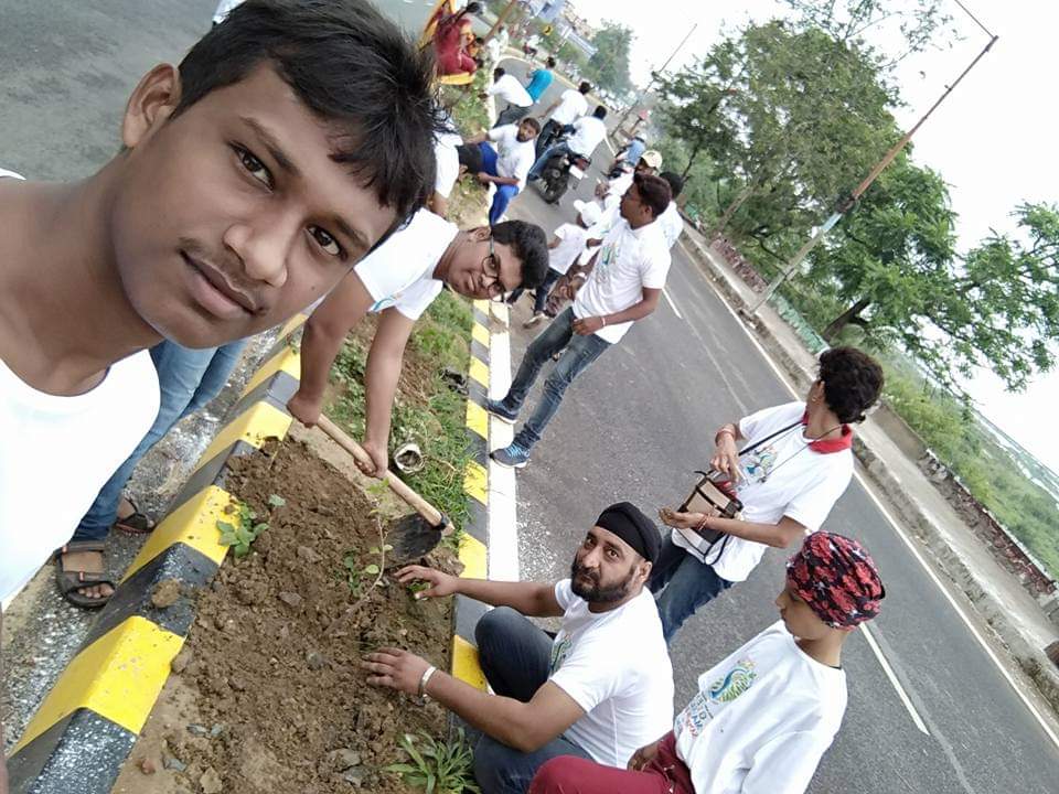 Imsekharbabu's tweet photo. @CorviLedLight Me and my friends, we joined the college Marathon headed by VC sir of our University GMU.
Planted trees a lot of different types. And Cleaned 2 Kilometers of town side #becauseitmatters.
#WorldEnvironmentDay #corviledlight https://t.co/pdT98v2hg7
