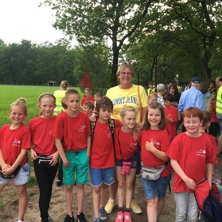 Gisteren werd de avondvierdaagse nog afgeslast vanwege de weersvoorspellingen, maar vandaag werden de wandelschoenen alsnog uit de kast gehaald. Burgemeester Cnossen liep samen met de leerlingen van de Julianaschool een mooie route over Den Treek