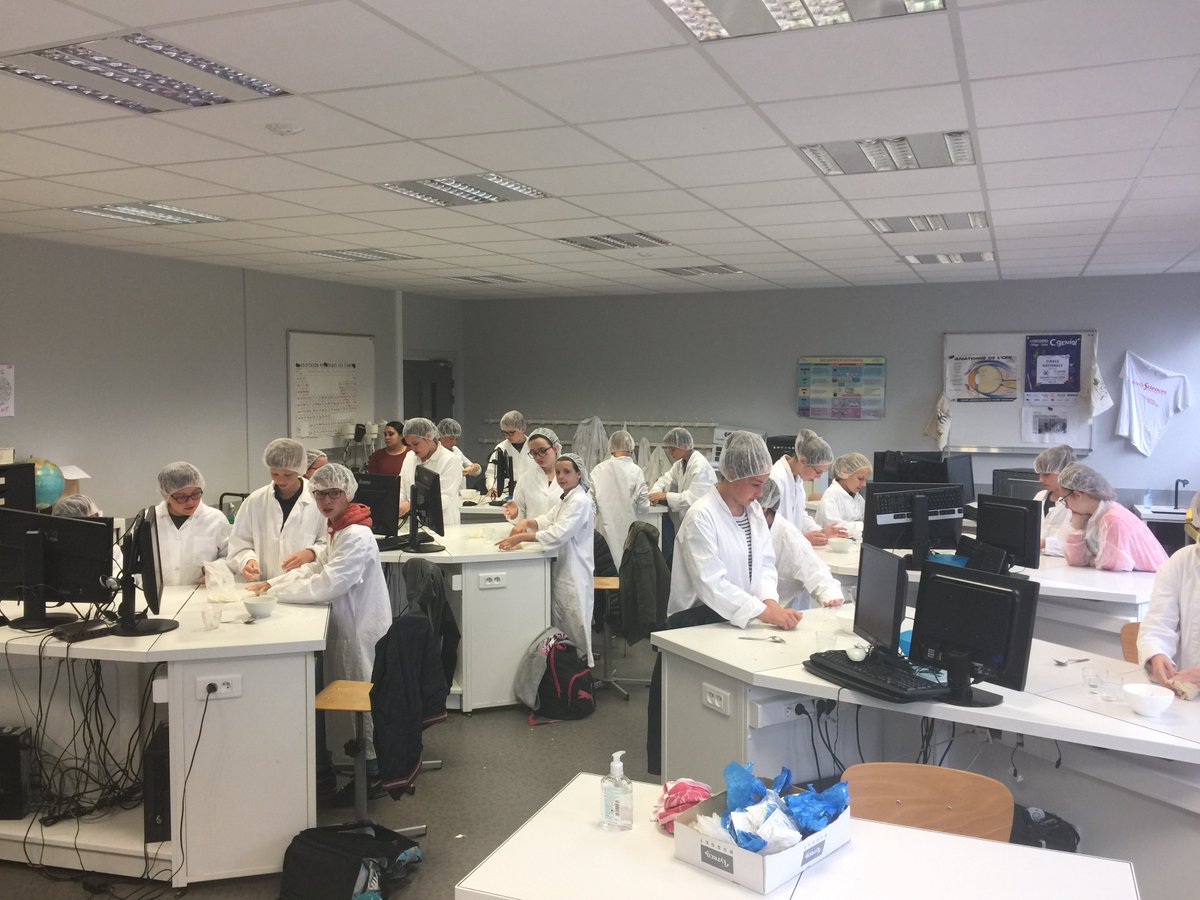 Pédagogie de projet en Sciences (SVT, physique et techno) ce mardi 04 juin: expérimentation et fabrication de pain par des élèves de 6ème. Comment donner du sens à l'enseignement des sciences? Manipuler, doser, créer, et goûter.🥖